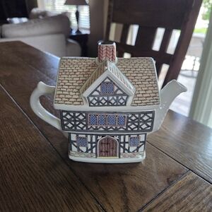Vintage Sadler "Tudor House" Teapot